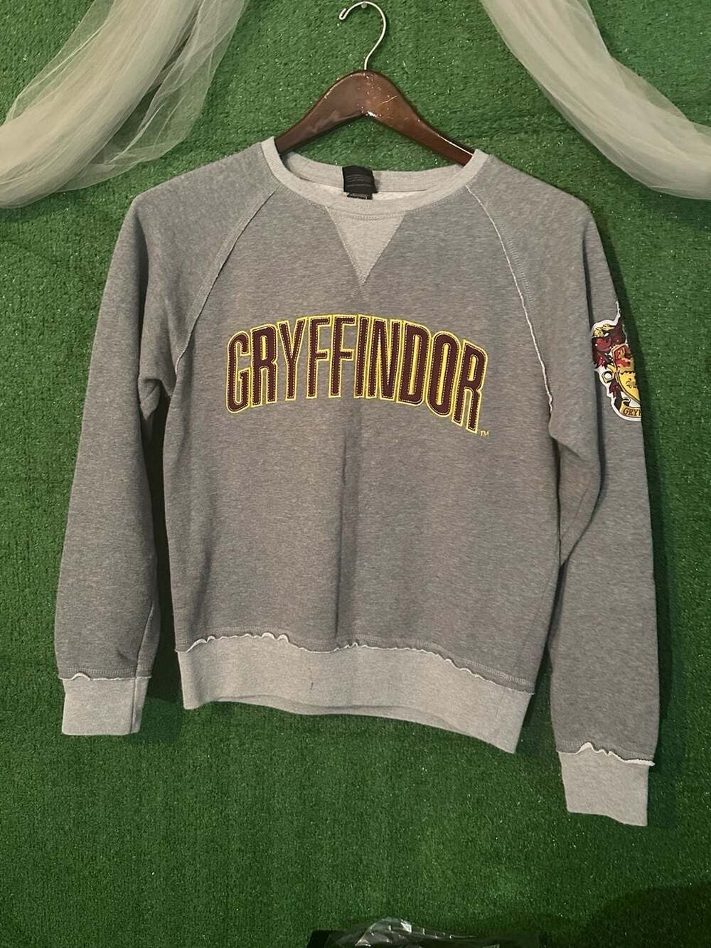 Universal Studios Harry Potter Gryffindor Gray Raw Hem Sweatshirt Size S